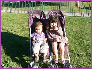 poussette enfants rapprochés