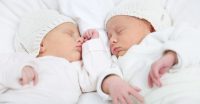 Faire dormir les jumeaux ensemble ou séparément ?