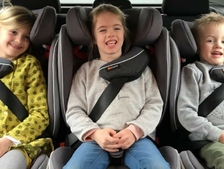 3 sièges-auto à l'arrière